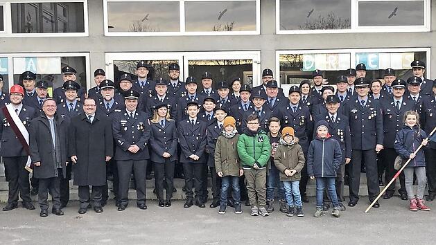 Der Festausschuss der Freiwilligen Feuerwehr Dörfleins und Hallstadts Bürgermeister Thomas Söder (vorne, Fünfter von links) Foto: p