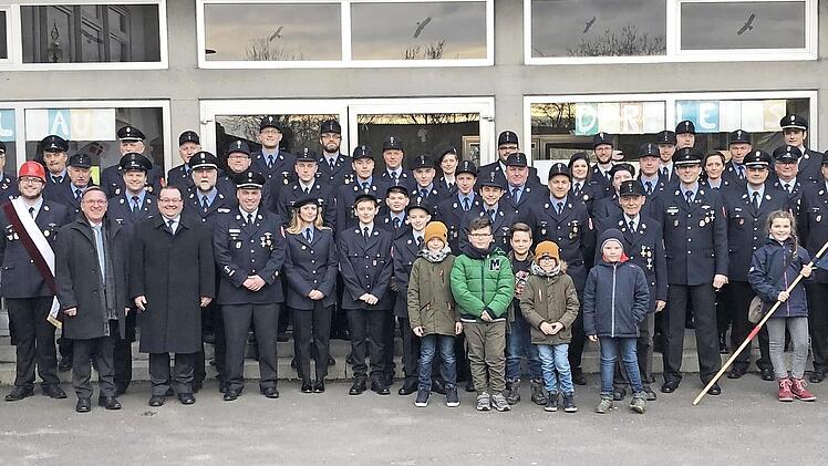 Der Festausschuss der Freiwilligen Feuerwehr Dörfleins und Hallstadts Bürgermeister Thomas Söder (vorne, Fünfter von links) Foto: p