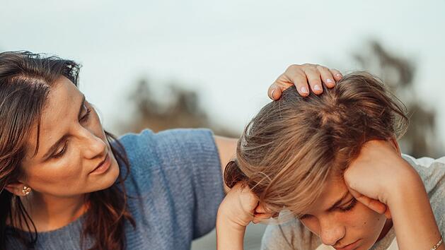 Kindern sollte in der Erziehung eine offene und direkte Kommunikation beigebracht werden.