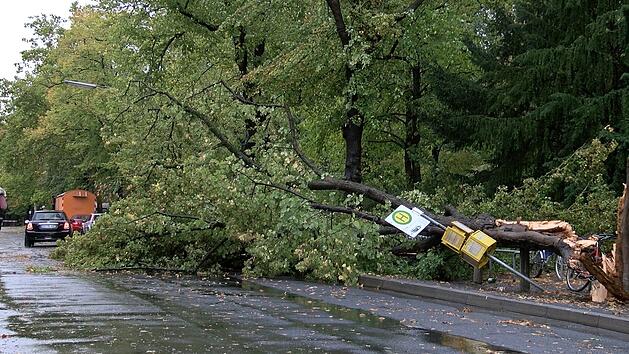 Hurrikan Kirk: Rollt auf Franken ein Unwetter zu? Feuerwehr verfolgt Unwetterwarnungen