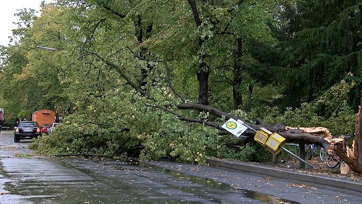 Hurrikan Kirk: Rollt auf Franken ein Unwetter zu? Feuerwehr verfolgt Unwetterwarnungen