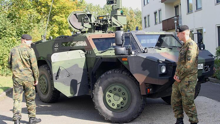 Bei der kleinen Geräteschau sah man auch diesen modernen Spähwagen "Fennek".