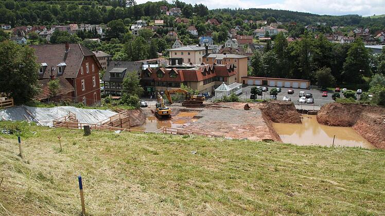 Auch am Hang selbst sind Markierungen aufgestellt.