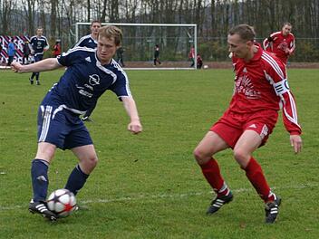 Wenn der Eberner Torjäger Johannes Fischer (links) zum Schuss kommt, wird es für die Gegner gefährlich. Er hat schon elf Treffer für seine Mannschaft erzielt.