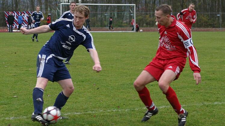 Wenn der Eberner Torjäger Johannes Fischer (links) zum Schuss kommt, wird es für die Gegner gefährlich. Er hat schon elf Treffer für seine Mannschaft erzielt.