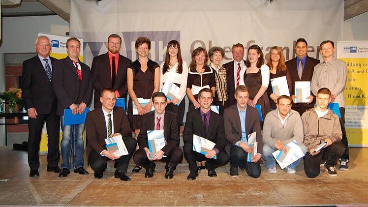 Die Besten der Ausbildung mit stellvertretendem Landrat Helmut Fischer (links), Vorsitzender des IHK-Gremiums Lichtenfels Wilhelm Wasikowski (hintere Reihe, 5. von rechts), Bürgermeisterin Bianca Fischer (hintere Reihe, 6. von rechts).