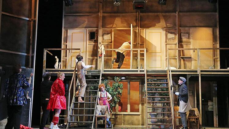 Turbulenter Bühnenspaß: Szene aus "Der nackte Wahnsinn" am Landestheater Coburg.Foto: Henning Rosenbusch