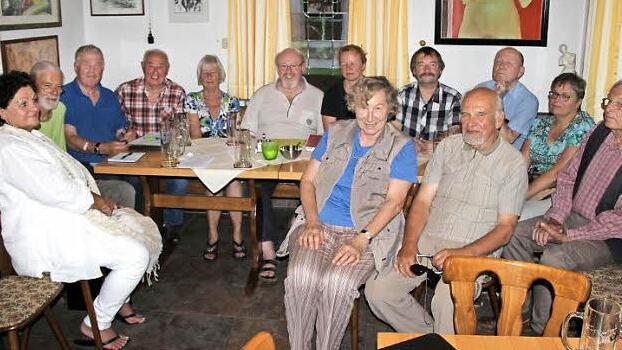 Die Idee von Leonhard Fehn (Vierter von links) für eine "Initiative für ein Gemeinwohl" fand zum Auftakt mehr Interesse als erhofft.  Foto: Rainer Glissnik