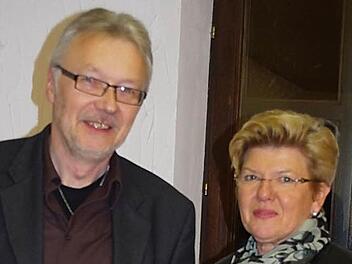 Bürgermeisterin Gabriele Weber holte die Ehrung für 3. Bürgermeister Werner Neubauer nach. Foto: hs