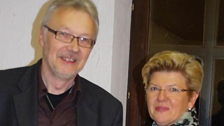 Bürgermeisterin Gabriele Weber holte die Ehrung für 3. Bürgermeister Werner Neubauer nach. Foto: hs