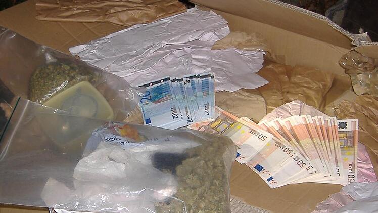 Im Jahr 2010 fanden die Beamten im Dienstbereich eine größere Menge an Drogen. Der Wert wird mit Geldscheinen veranschaulicht. Foto: Polizei