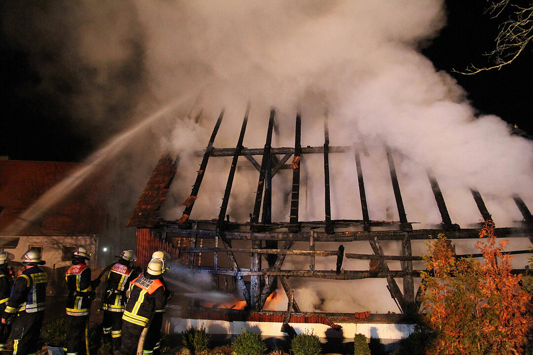 Scheune in der Silvesternacht niedergebrannt - Silvesterrakete vermutlich brandursŠchlich
