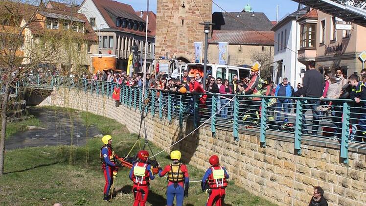 Die Rettungsübung an der Lauter lockte Hunderte Zuschauer an. Foto: Matthias Einwag