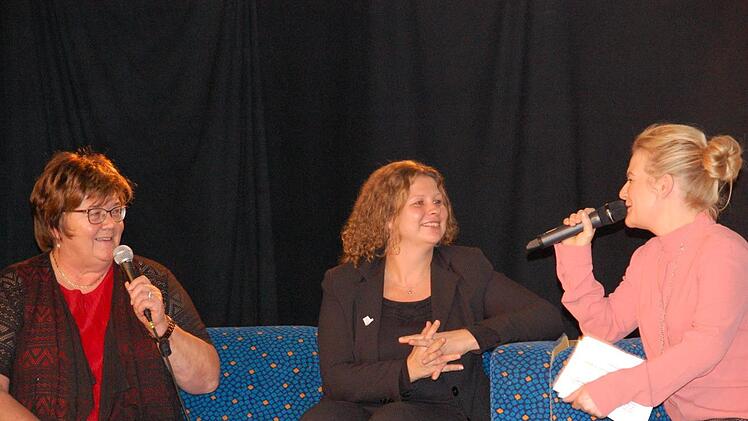 Hella Vogel (rechts) moderierte ein Gespr&auml;ch mitverschiedenen Zeitzeugen, hier auf der Couch mit Brigitte Soziaghi (links) undSabine Knobloch.Uschi Prawitz