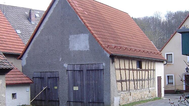 Die Tore der Scheune werden  verschwinden, stattdessen werden eine Tür und ein  kleines Fenster eingebaut. Foto: Petra Malbrich