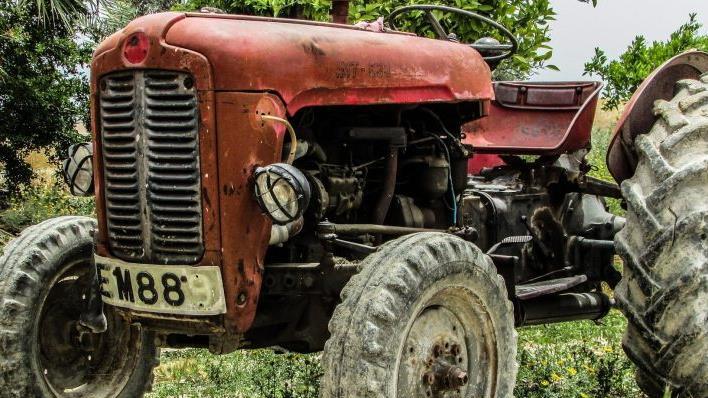 Sex in der Öffentlichkeit - und auch noch auf einer landwirtschaftlichen Maschine: Nachdem ein Paar ihrer Leidenschaft auf einem Traktor freien Lauf ließ, ermittelt die Polizei jetzt wegen Erregung öffentlichen Ärgernisses. Symbolfoto: pixabay.com