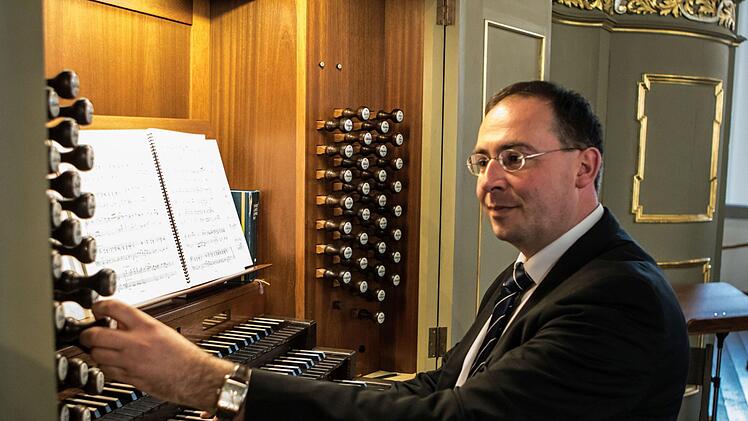 Dekanatskantor Oliver Scheffels aus Neu-Ulm gestaltete ein Konzert mit Werken französischer Komponisten in der Coburger Morizkirche, dessen Erlös der geplanten Erweiterung der Schuke-Orgel zugute kommt.Foto: Jochen Berger