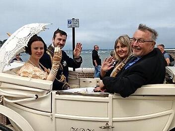 Besuch auf der Isle of Wight Ende Mai: StädtepartnerschaftsbeauftragterJürgen Heeb (rechts) und Zweite Bürgermeisterin Birgit Weber in der Kutsche mit dem Coburger Victoria&Albert-Darstellern Lou Leimeister und Jerry Paramo. Foto: Simone Bastian/CT-Archiv