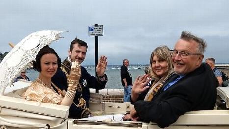 Besuch auf der Isle of Wight Ende Mai: StädtepartnerschaftsbeauftragterJürgen Heeb (rechts) und Zweite Bürgermeisterin Birgit Weber in der Kutsche mit dem Coburger Victoria&Albert-Darstellern Lou Leimeister und Jerry Paramo. Foto: Simone Bastian/CT-Archiv