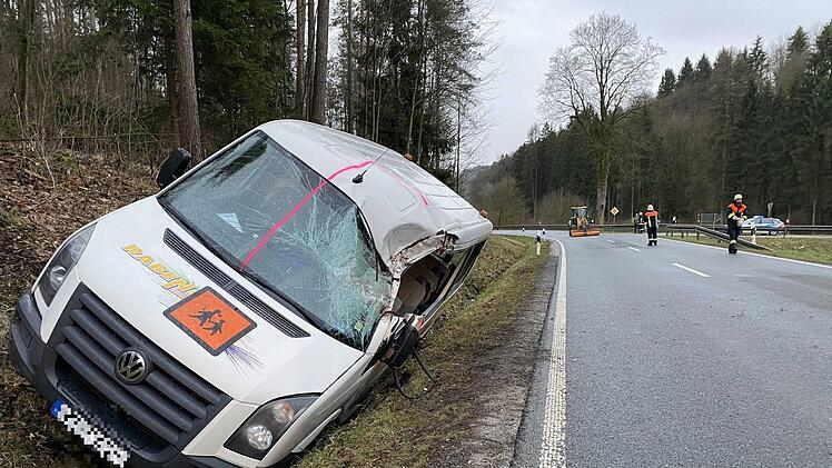 Am Dienstagmorgen ereignete sich bei Hollfeld ein schwerer Unfall zwischen einem Schulbus und einem Holzlaster. Foto: News5/Merzbach