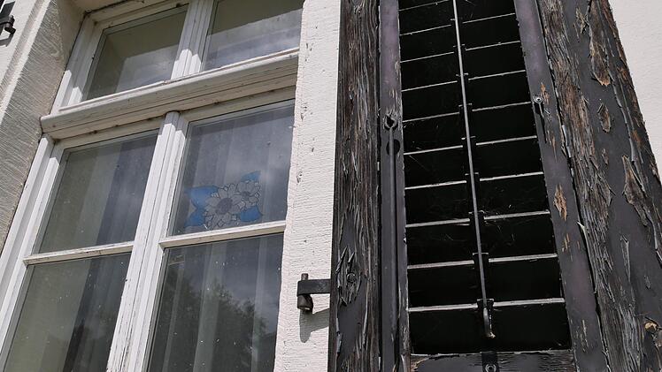 Alte Fensterläden und Überbleibsel der letzten Bewohner.