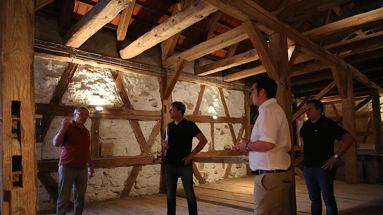 Von der Location des "Kulturtempels" Zehntscheune zeigte sich Planer Markus Schäfer begeistert. Von links: Hendrik Dressel, Schäfer, Bürgermeister Maximilian Neeb und Carsten Höllein. Foto: Bettina Knauth