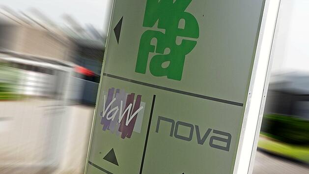 Am Eingang zur Zentrale des Diakonischen Werks in Ahorn: Hinter den Türen geht es derzeit unruhig zu.
