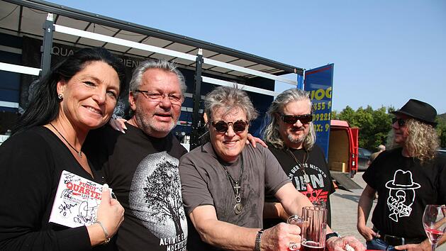 Cathrin und Ronald R&ouml;ttgen mit Dieter "Quaster" Hertrampf und seinen Freunden und Musikern Stefan Schirrmacher und Frank Toeffling.