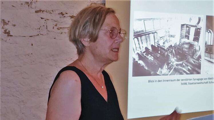 Architektin Dr. Cornelia Berger-Dittscheid bei ihrem Einführungsvortrag zur Ausstellung "Mehr als Steine - Synagogen in Unterfranken".
