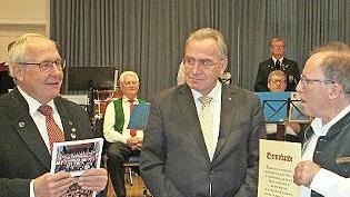 Erich Weber (rechts) Komponist, Dichter und seit drei Jahrzehnten Orchester-Mitglied, dankten (von links) Otmar Lutz und Präsident Manfred Ländner für sein Wirken und seine Treue.