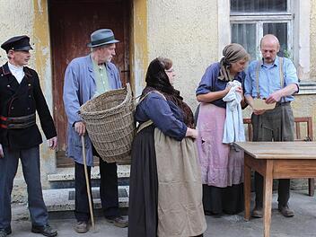 Die Schauspieler der Bletsch´n Bühna finden eindrückliche Bilder und Wörter für die große Not im frühen 19. Jahrhundert. Fotos: fra-press