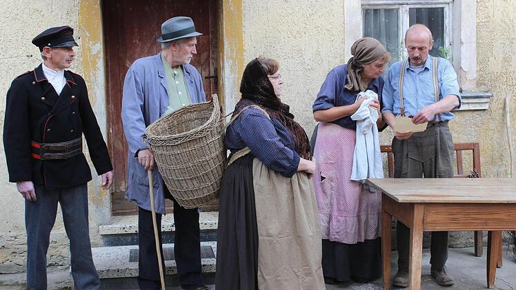 Die Schauspieler der Bletsch´n Bühna finden eindrückliche Bilder und Wörter für die große Not im frühen 19. Jahrhundert. Fotos: fra-press