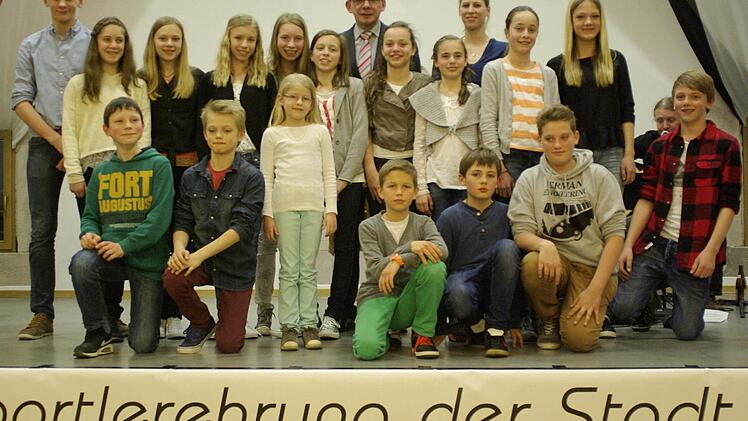 Neben Mannschaften und Einzelsportlern zeichnete Bürgermeister Armin Warmuth (hinten Mitte) auch viele Kinder und Jugendliche im Rahmen der Sportlerehrung aus. Foto: Winfried Ehling