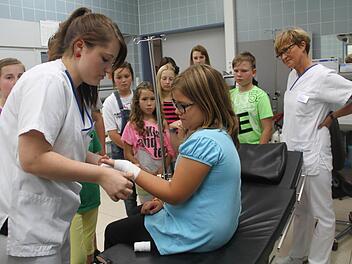 Spannend ging es im Sommerprogramm 2014 zu: Am liebsten hätten sich alle Kinder von Schwester Linda Schwarzmann bei der Führung durchs Lichtenfelser Klinikum "verarzten" lassen. Foto: Gerda Völk