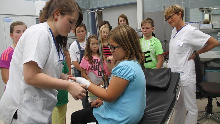 Spannend ging es im Sommerprogramm 2014 zu: Am liebsten hätten sich alle Kinder von Schwester Linda Schwarzmann bei der Führung durchs Lichtenfelser Klinikum "verarzten" lassen. Foto: Gerda Völk