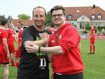 Der Ex-Coach und sein Nachfolger: Seit dieser Saison hat Simon Albert (r.) das Traineramt bei den U19-Junioren des Baiersdorfer SV von Thomas Luckner (l.) übernommen. Für die A-Junioren wartet nach dem Aufstieg in die Bayernliga am Sonntag um 11 Uhr gleich das Derby gegen den FSV Erlangen-Bruck. Foto: Uwe Kellner