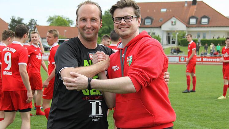Der Ex-Coach und sein Nachfolger: Seit dieser Saison hat Simon Albert (r.) das Traineramt bei den U19-Junioren des Baiersdorfer SV von Thomas Luckner (l.) übernommen. Für die A-Junioren wartet nach dem Aufstieg in die Bayernliga am Sonntag um 11 Uhr gleich das Derby gegen den FSV Erlangen-Bruck. Foto: Uwe Kellner