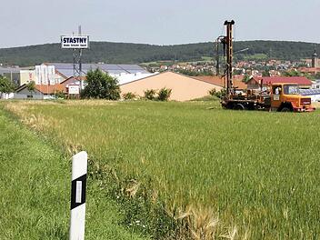 Ein Spezialunternehmen aus Coburg nahm in den letzten Tagen die Baugrunduntersuchungen auf dem Getreidefeld zwischen Heubach und Sandhof vor. Hier könnte ein millionenschweres Bauprojekt entstehen. Foto: Ralf Kestel