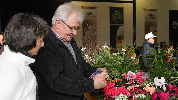 Gerhard und Resel Hahn fanden Blumentöpfe zu Schnäppchenpreisen.
