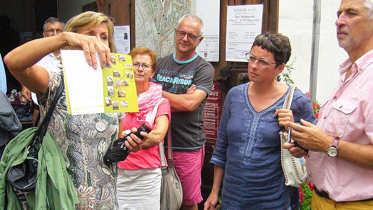 Lydia Bangert erklärt den Münnerstädter Kirchenkreis mit 37 Pfarreien. Foto: Paul Ziegler