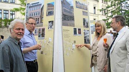 Bei einem ersten Rundgang &uuml;ber die Open-Air-Ausstellung auf dem Albertsplatz (von links): Prof. August Wilhelm St&uuml;bbe vom Coburger Designforum Oberfranken, Dritter B&uuml;rgermeister Thomas Nowak, Zweite B&uuml;rgermeisterin Birgit Weber und Stadtbild-Vorsitzender Hans-Heinrich Eidt  Foto: Martin Koch