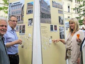 Bei einem ersten Rundgang &uuml;ber die Open-Air-Ausstellung auf dem Albertsplatz (von links): Prof. August Wilhelm St&uuml;bbe vom Coburger Designforum Oberfranken, Dritter B&uuml;rgermeister Thomas Nowak, Zweite B&uuml;rgermeisterin Birgit Weber und Stadtbild-Vorsitzender Hans-Heinrich Eidt  Foto: Martin Koch