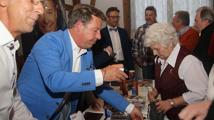 Patrick Lindner ist ein Star zum Anfassen, gerne gab er Autogramme und stand für Fotos mit seinen Fans bereit. Foto: Michael Stelzner