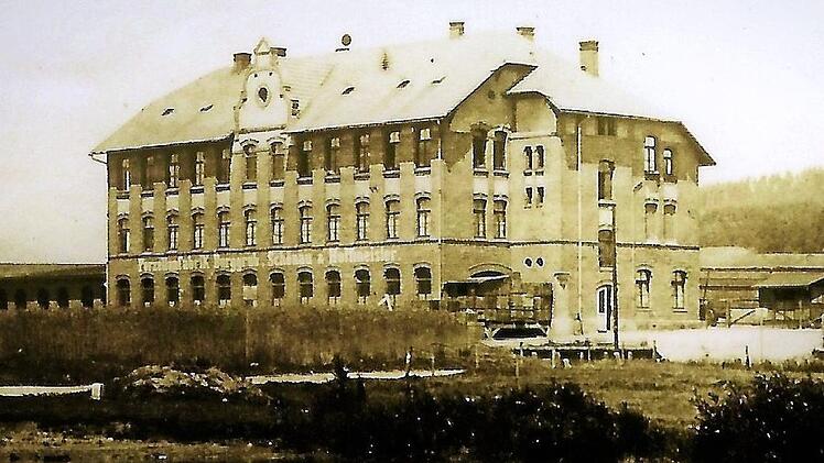 Mit dem Bau der Eisenbahnnebenstrecke Stockheim-Burggrub entstand im Jahre 1900 eine Porzellanfabrik mit teilweise bis zu 200 Arbeitsplätzen.  Repro: Gerd Fleischmann