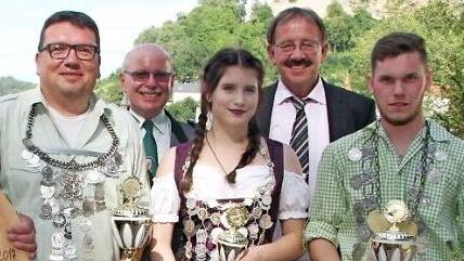 Die weiteren Hoheiten bei der Königlich Privilegierten Schützengilde Kulmbach: (vorne, von links) Schwarzschusskönig Luftgewehr/Luftpistole Markus Heidl, Jungschützenkönigin Alina Reinhardt und Schwarzschusskönig Klein- und Großkaliber Tobias Schellein mit Schützenmeister Hans-Peter Gäbelein und Bürgermeister Stefan Schaffranek