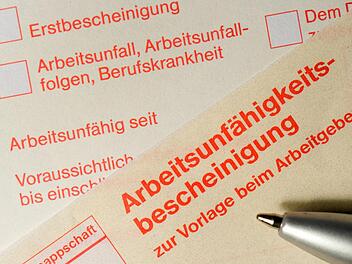 Einer neuen Studie zufolge fallen Arbeitnehmer im Job immer häufiger und auch länger aufgrund psychischer Erkrankungen aus. Die Zahlen sind alarmierend.  Foto: Arno Burgi/dpa