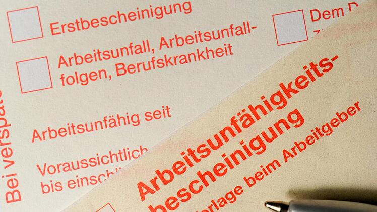 Einer neuen Studie zufolge fallen Arbeitnehmer im Job immer häufiger und auch länger aufgrund psychischer Erkrankungen aus. Die Zahlen sind alarmierend.  Foto: Arno Burgi/dpa