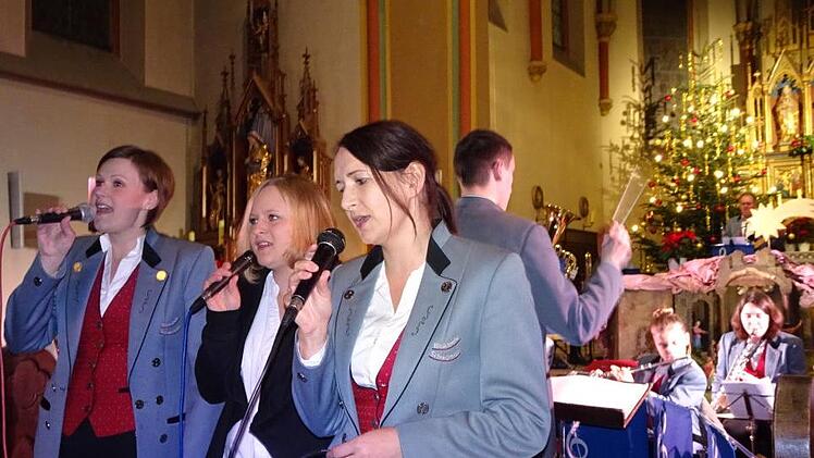 Drei S&auml;ngerinnen  - das war eine Premiere beim Konzert der Blaskapelle Schw&uuml;rbitz. Stefan Motschenbacher