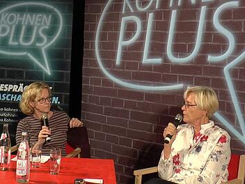 "Kohnen Plus" hei&szlig;t die Reihe, in der SPD-Landesvorsitzende Natascha Kohnen (links) bayernweit mit regionalen Gr&ouml;&szlig;en ins Gespr&auml;ch kommt, wie hier in Maroldsweisach mit Susanne Kastner.Christian Licha