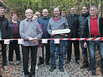 Bei der ökumenischen Kapelle Lochleithen fand die offizielle Einweihung des 17 km langen Kirchenwanderweges im Steinachtal statt. Das Band durchschnitt Initiator Roland Schwämmlein ( 4. v. links ) zusammen mit Bürgermeister Hans-Peter Laschka ( links ), Pfarrer Dominik Bohne ( 2. v. rechts ), Diakon Diethard Nemmert (3. v. rechts ) und weiteren Gästen.  Foto: Herbert Fischer